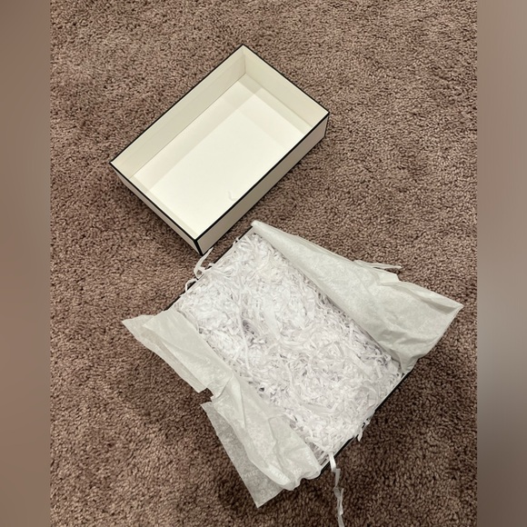 CHANEL gift box - Picture 2 of 5